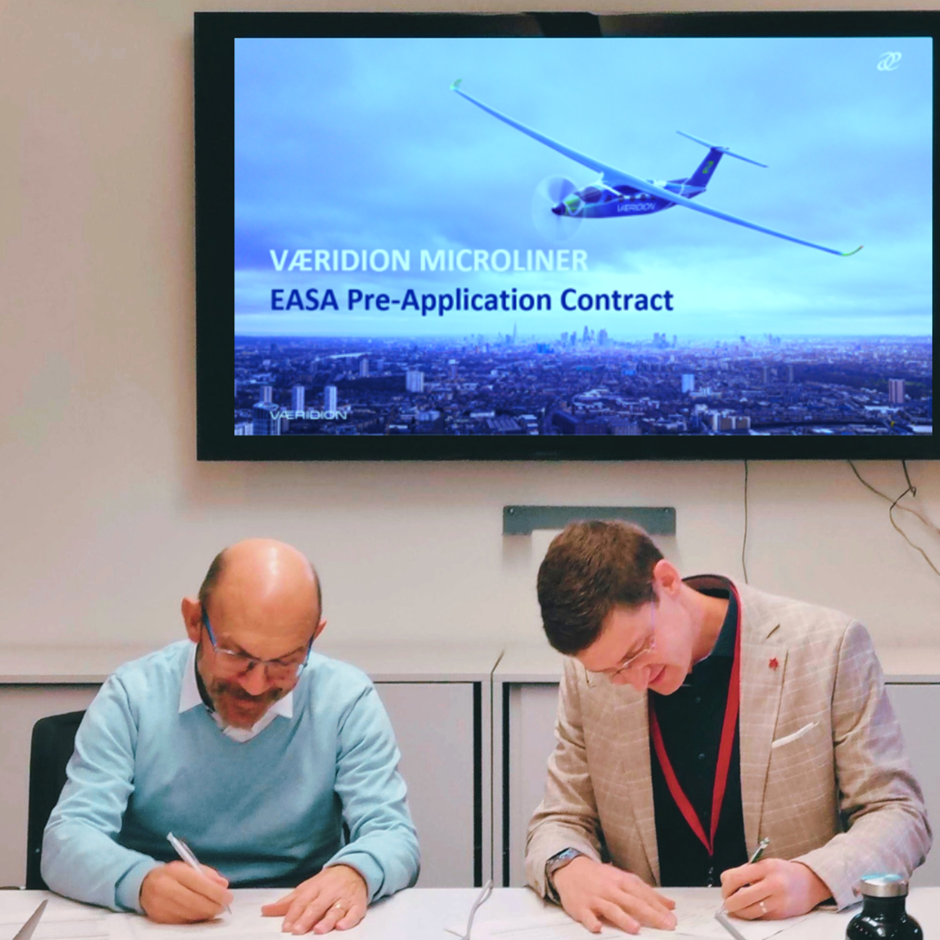 Alain Leroy, EASA, and Dr. Sebastian Seemann, VAERIDION, signing the pre-application-contract